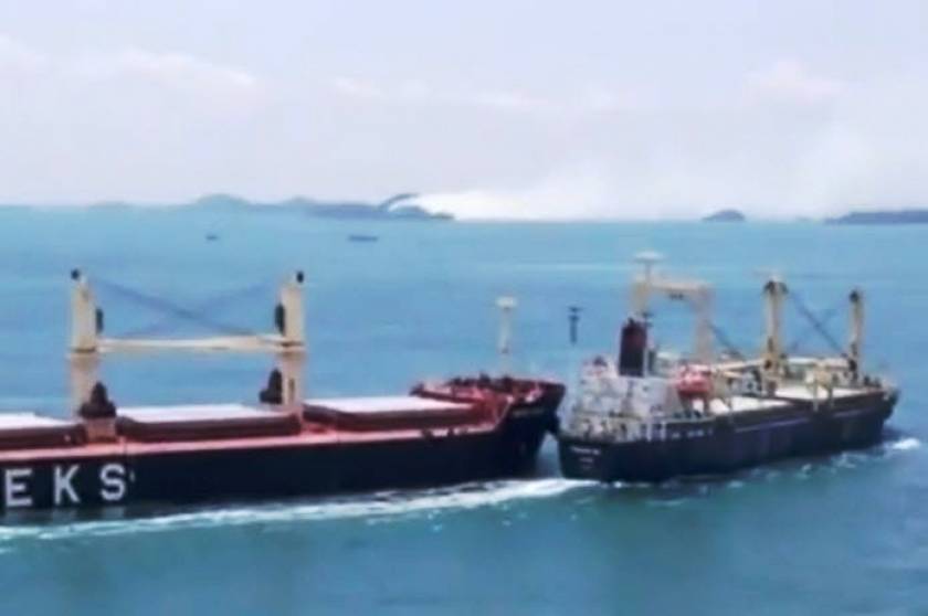 Βίντεο: Απίστευτη σύγκρουση πλοίων στη Σιγκαπούρη!