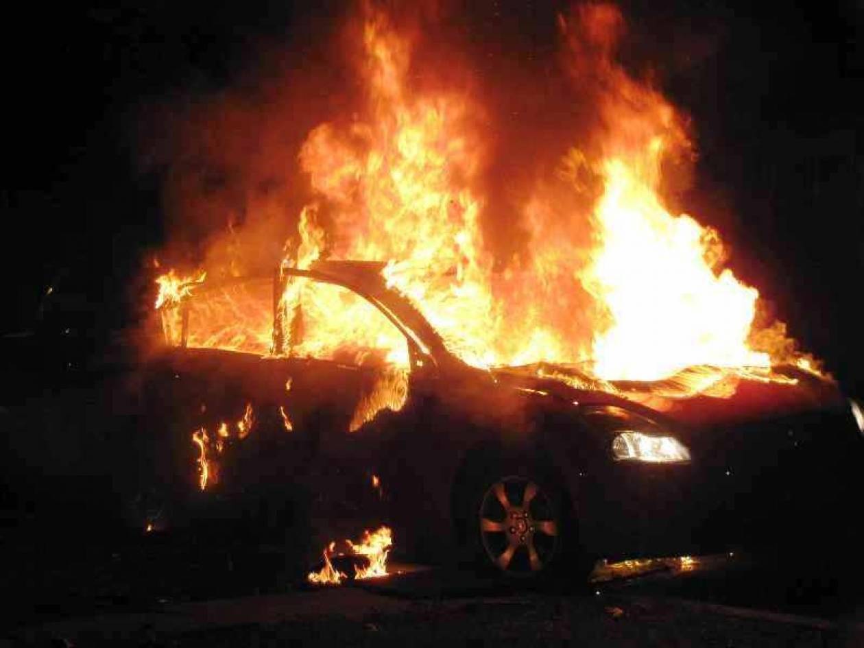 Επίθεση με γκαζάκια σε πάρκινγκ - Στις φλόγες έξι οχήματα