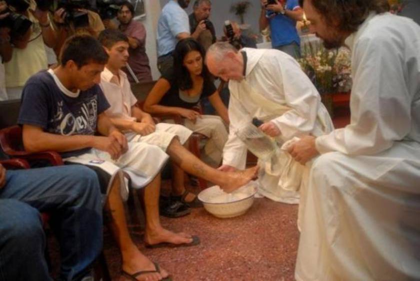 Νέος πάπας: Πλένει και φυλάει τα πόδια νεογέννητων και ναρκομανών