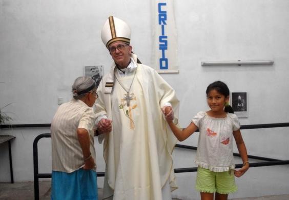 Νέος πάπας: Πλένει και φυλάει τα πόδια νεογέννητων και ναρκομανών  