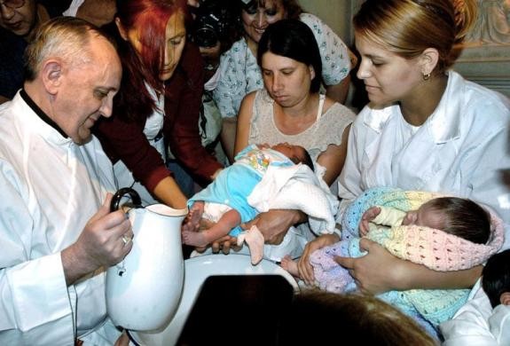 Νέος πάπας: Πλένει και φυλάει τα πόδια νεογέννητων και ναρκομανών  