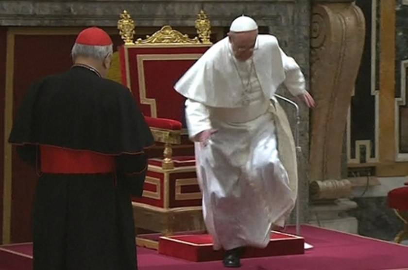 Ο Πάπας Φραγκίσκος έπεσε από τον θρόνο (pic)