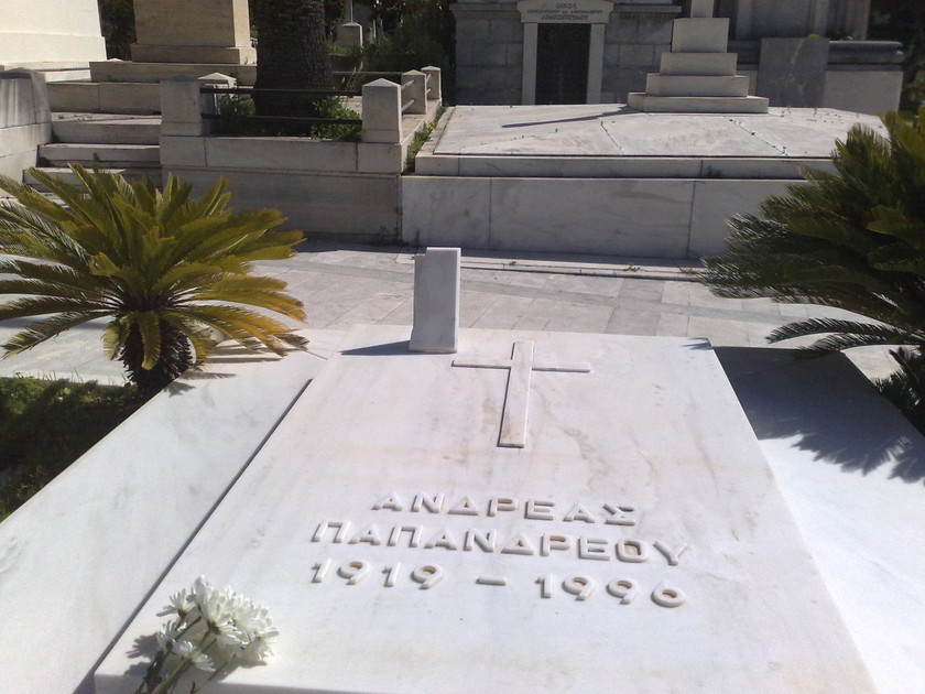 Σύλλησαν τον τάφο του Ανδρέα Παπανδρέου! (pics)