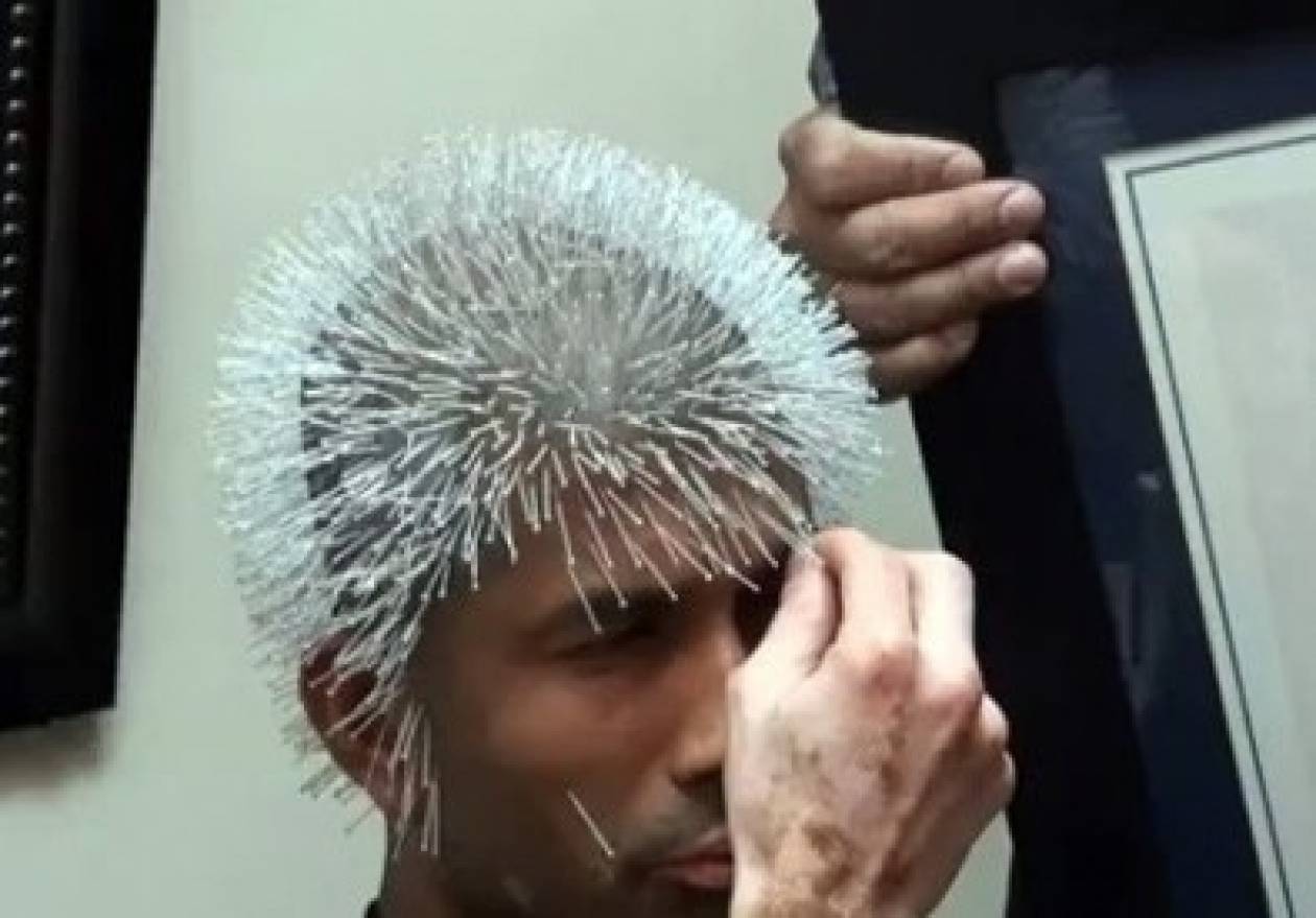 Απίστευτο: Τρύπησε το κεφάλι του με 2.100 βελόνες (βίντεο)!