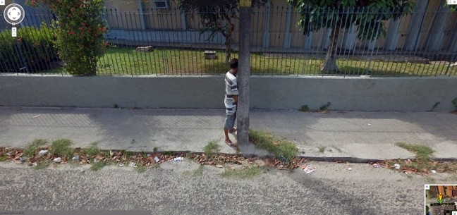 Η Google street view τους έπιασε στα «πράσα»