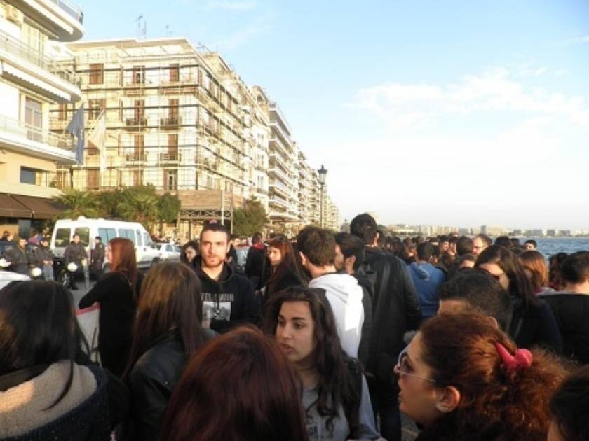 Διαμαρτυρία Κύπριων φοιτητών έξω από το προξενείο στη Θεσσαλονίκη