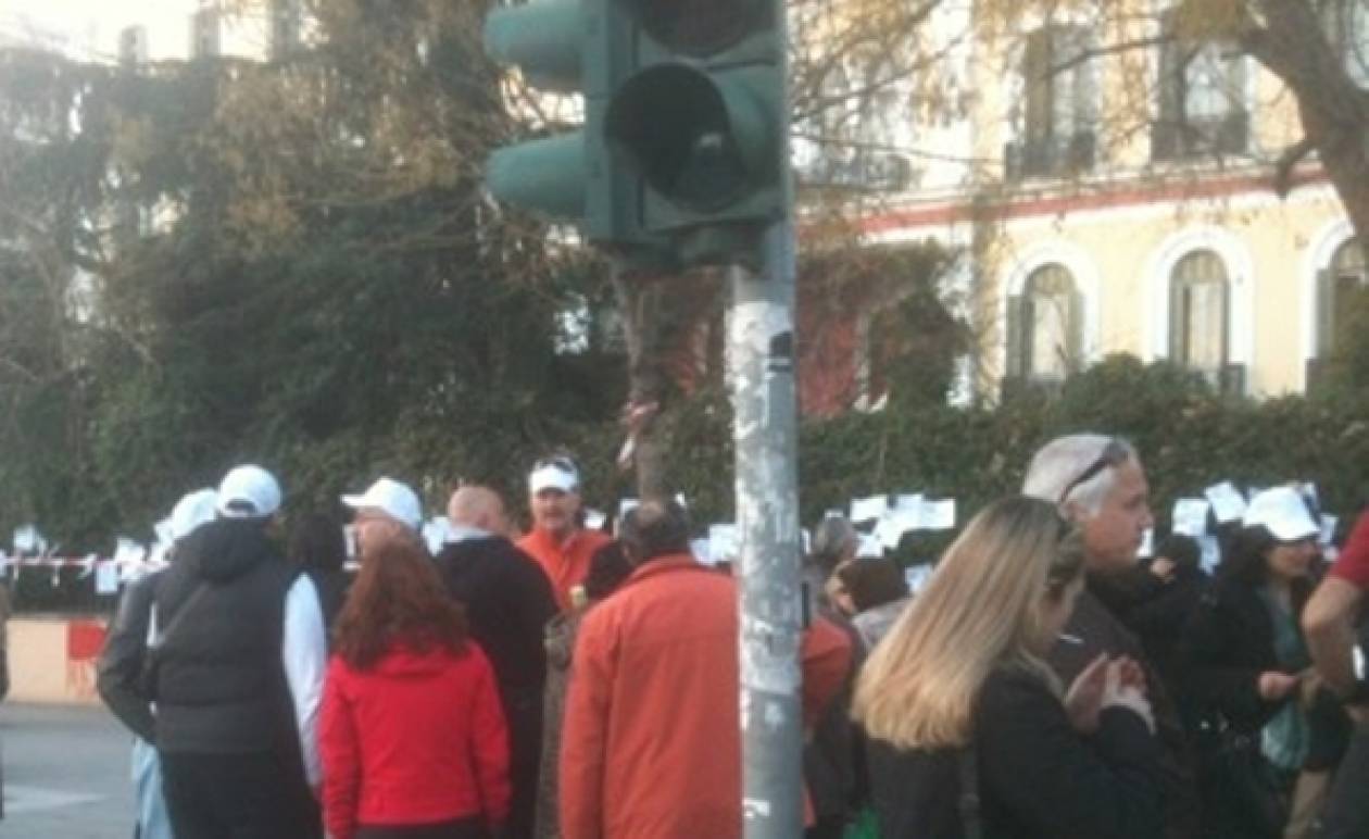 Κρέμασαν χαράτσια στο υπουργείο Μακεδονίας-Θράκης