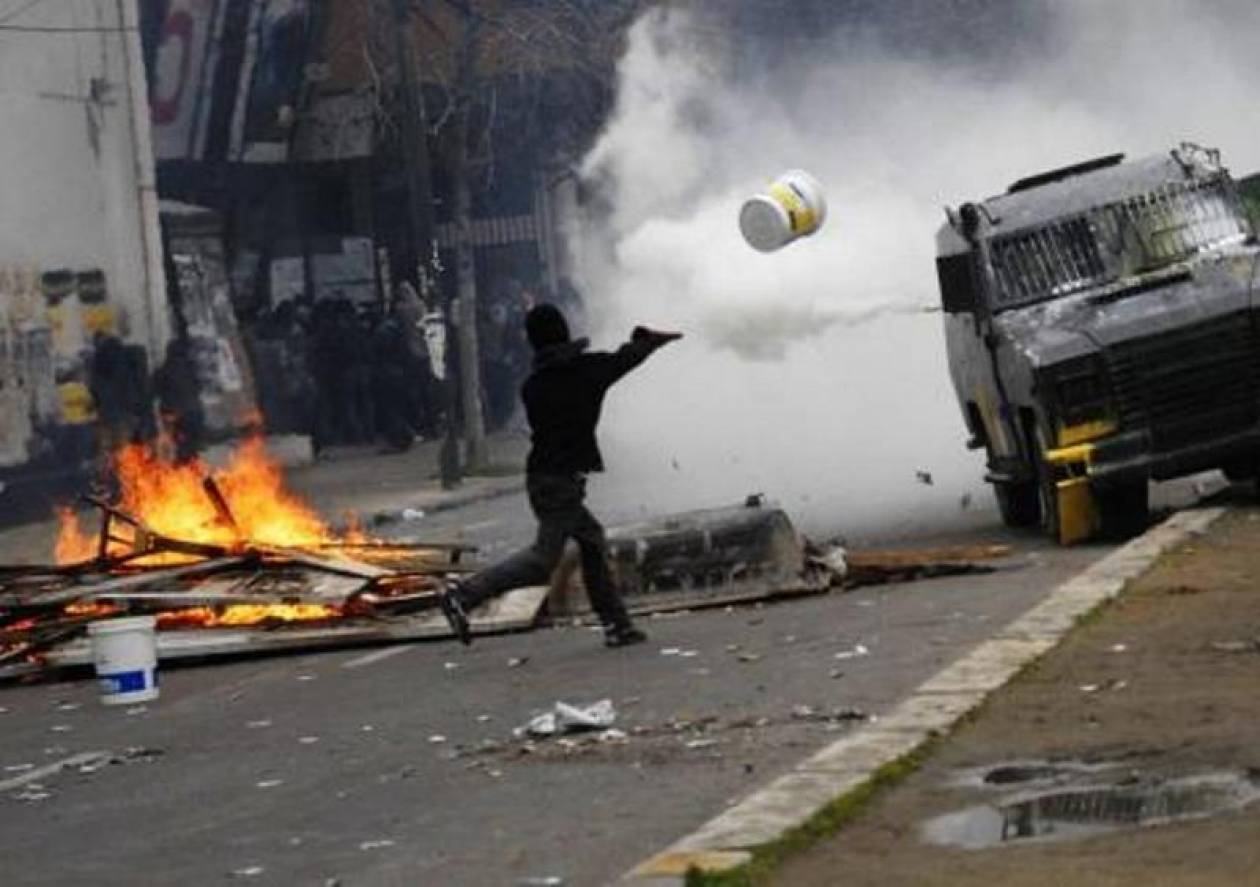 Πετροπόλεμος και δακρυγόνα το σκηνικό στο κέντρο του Καράκας