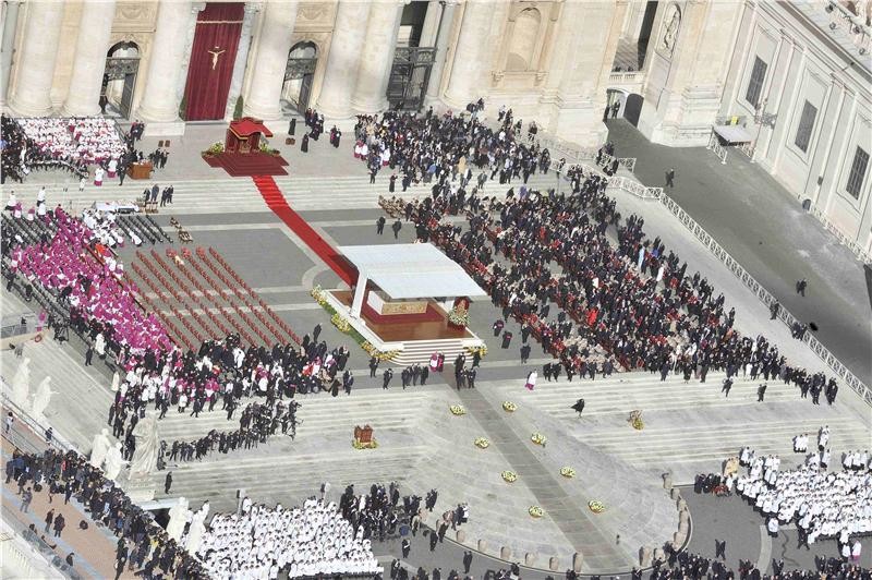 Χιλιάδες πιστών στην τελετή ενθρόνισης του Πάπα Φραγκίσκου