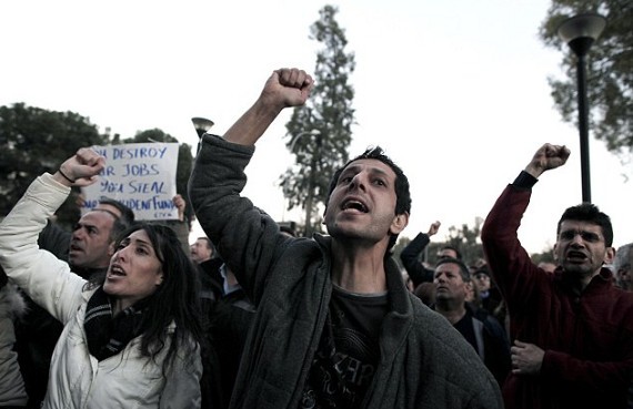 Daily Mail: Mόνο η προσευχή θα  σώσει τους Κύπριους(pics)