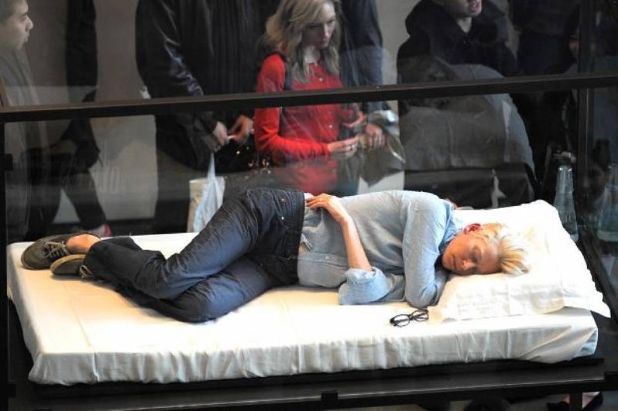 Η ηθοποιός Tilda Swinton κοιμήθηκε σε μουσείο της Ν. Υόρκης!