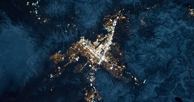 Δείτε πώς φαίνονται τη νύχτα μεγάλες πόλεις του κόσμου