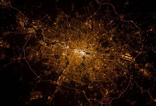 Δείτε πώς φαίνονται τη νύχτα μεγάλες πόλεις του κόσμου