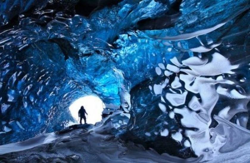 Το μαγευτικό μπλε σπήλαιο πάγων της Ισλανδίας (pics)