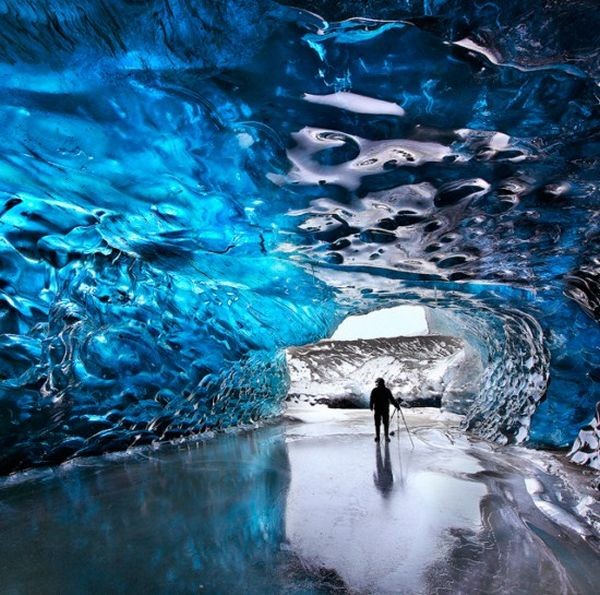 Το μαγευτικό μπλε σπήλαιο πάγων της Ισλανδίας (pics)