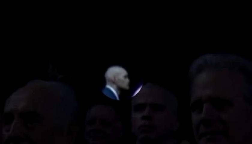 Βίντεο: Σάλος με το περίεργο άτομο με όψη alien στην ομιλία του Ομπάμα