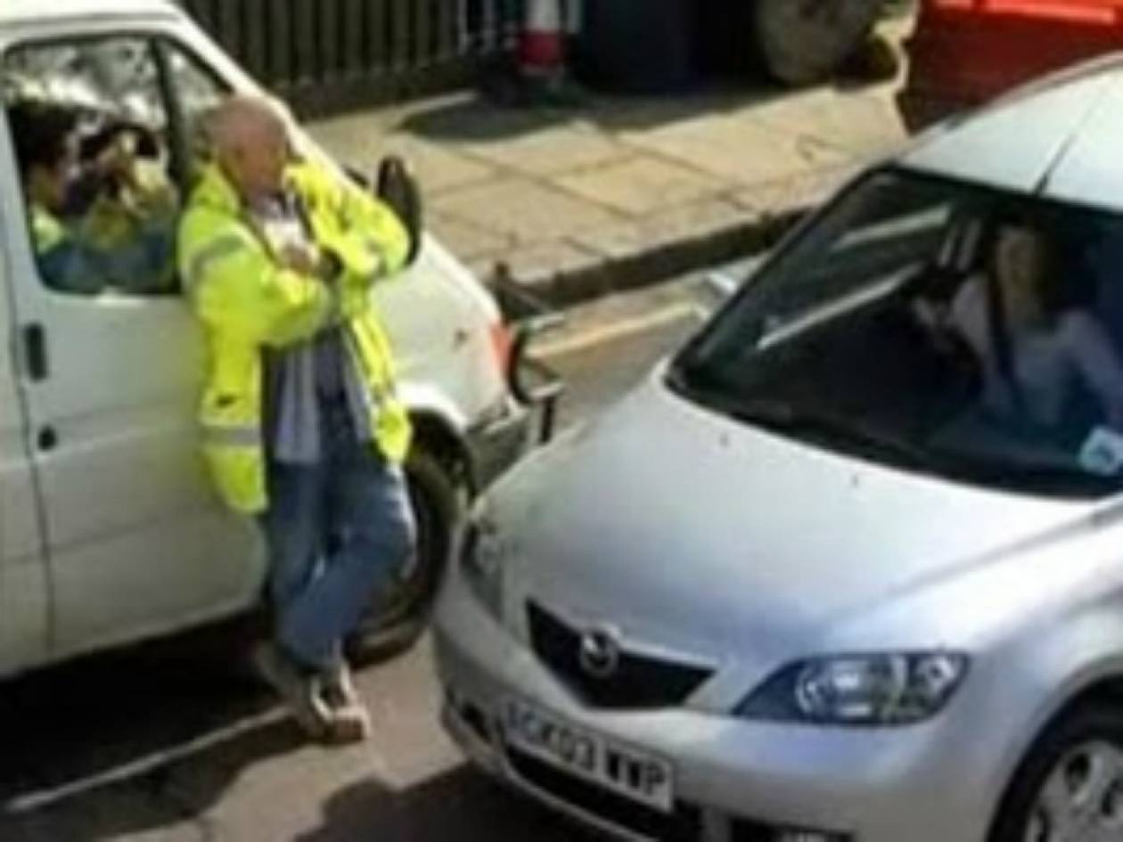 Βίντεο: Το καλύτερο γυναικείο παρκάρισμα που έχετε δει ποτε!
