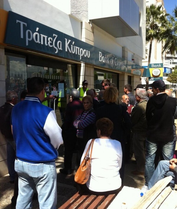 Ουρές στις τράπεζες της Κύπρου – Συναγερμός για αποφυγή επεισοδίων