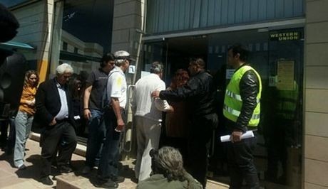 Ουρές στις τράπεζες της Κύπρου – Συναγερμός για αποφυγή επεισοδίων