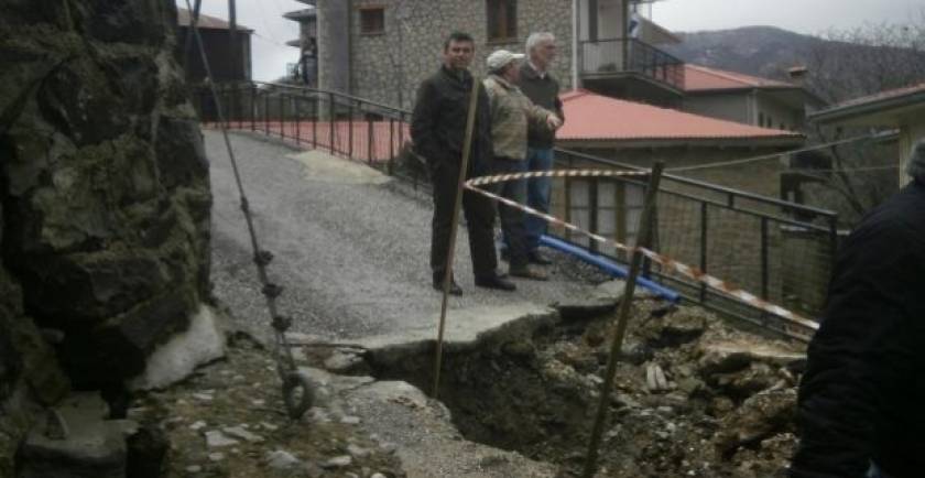 Ακατοίκητα και με σοβαρές ζημιές σπίτια λόγω κατολισθήσεων στο Μέτσοβο