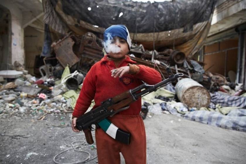 Συγκλονιστική φωτογραφία 7χρονου στρατιώτη κάνει το γύρο του κόσμου