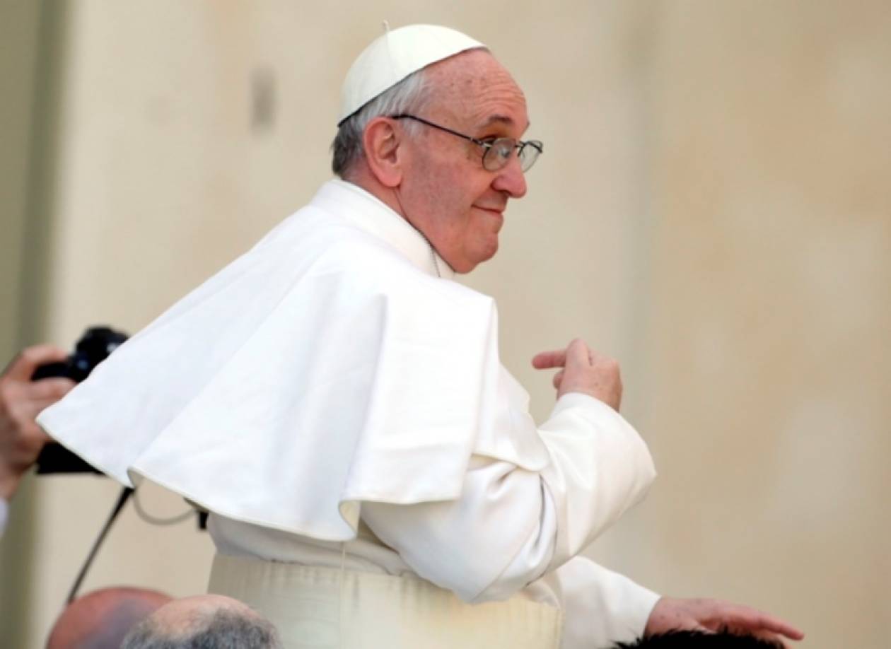 Ο πάπας έπλυνε για πρώτη φορά στα χρονικά τα πόδια γυναικών