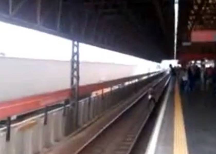 Βίντεο-ΣΟΚ: Νεαρή έπεσε στις ράγες του τρένου για πιάσει το κινητό