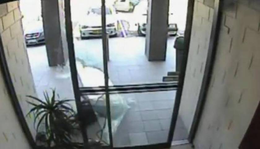 Βίντεο: Απίστευτο περιστατικό - Πόρτα... σταμάτησε τον κλέφτη!