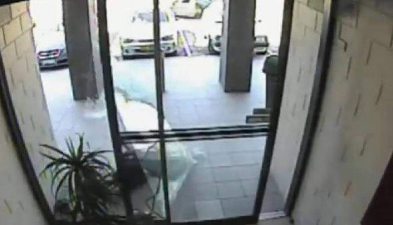 Βίντεο: Απίστευτο περιστατικό - Πόρτα... σταμάτησε τον κλέφτη!