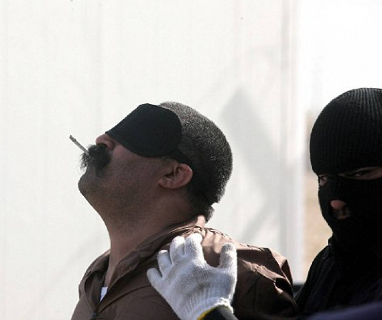 Κουβέιτ: Το τελευταίο τσιγάρο πριν την εκτέλεση–Σοκαριστικές εικόνες