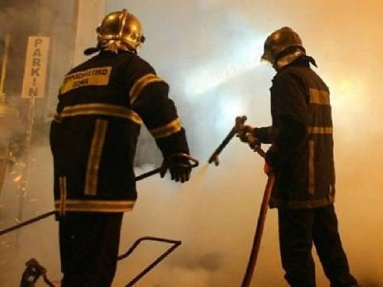ΤΩΡΑ: Πυρκαγιά σε εργοστάσιο επίπλων στο Ρέντη