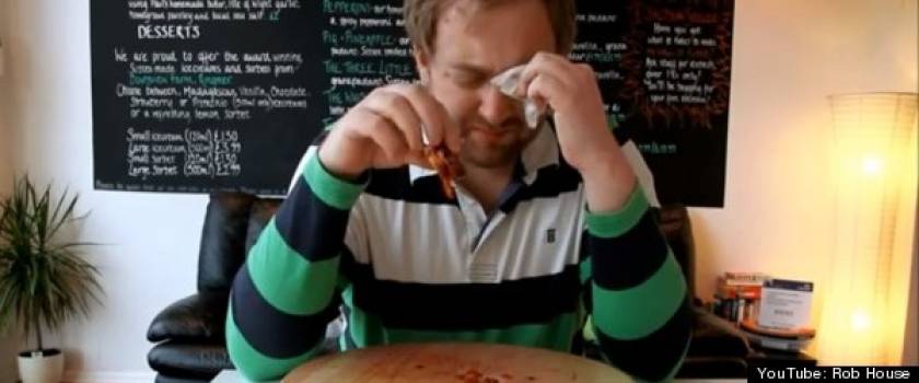 Βίντεο: Έφαγε την πιο καυτερή πίτσα στον κόσμο! Δείτε τις αντιδράσεις