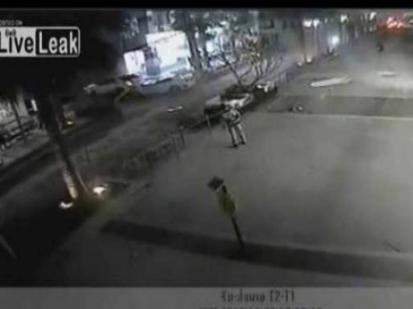 Απίστευτο βίντεο: Αυτοκίνητο έπεσε από τον 4ο όροφο