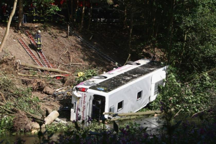 Λεωφορείο έπεσε σε χαράδρα – Νεκροί 24 επιβάτες