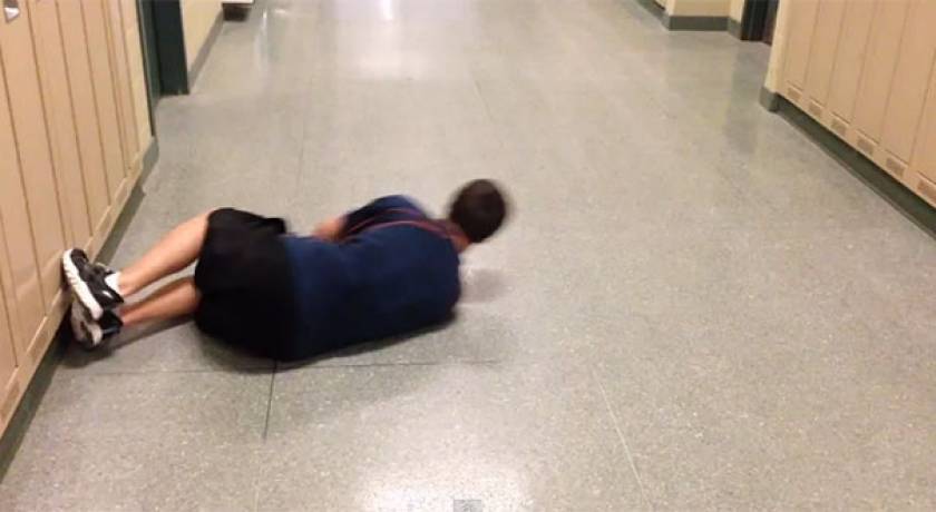 Βίντεο: Δείτε τι έκανε ένας μαθητής στον διάδρομο του σχολείου!