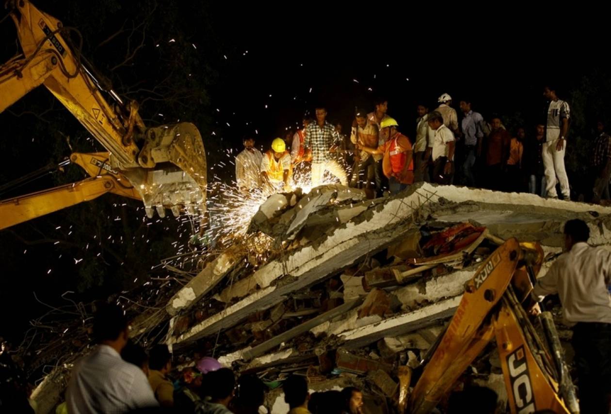 Αυξάνονται οι νεκροί από την κατάρρευση κτηρίου στην Ινδία