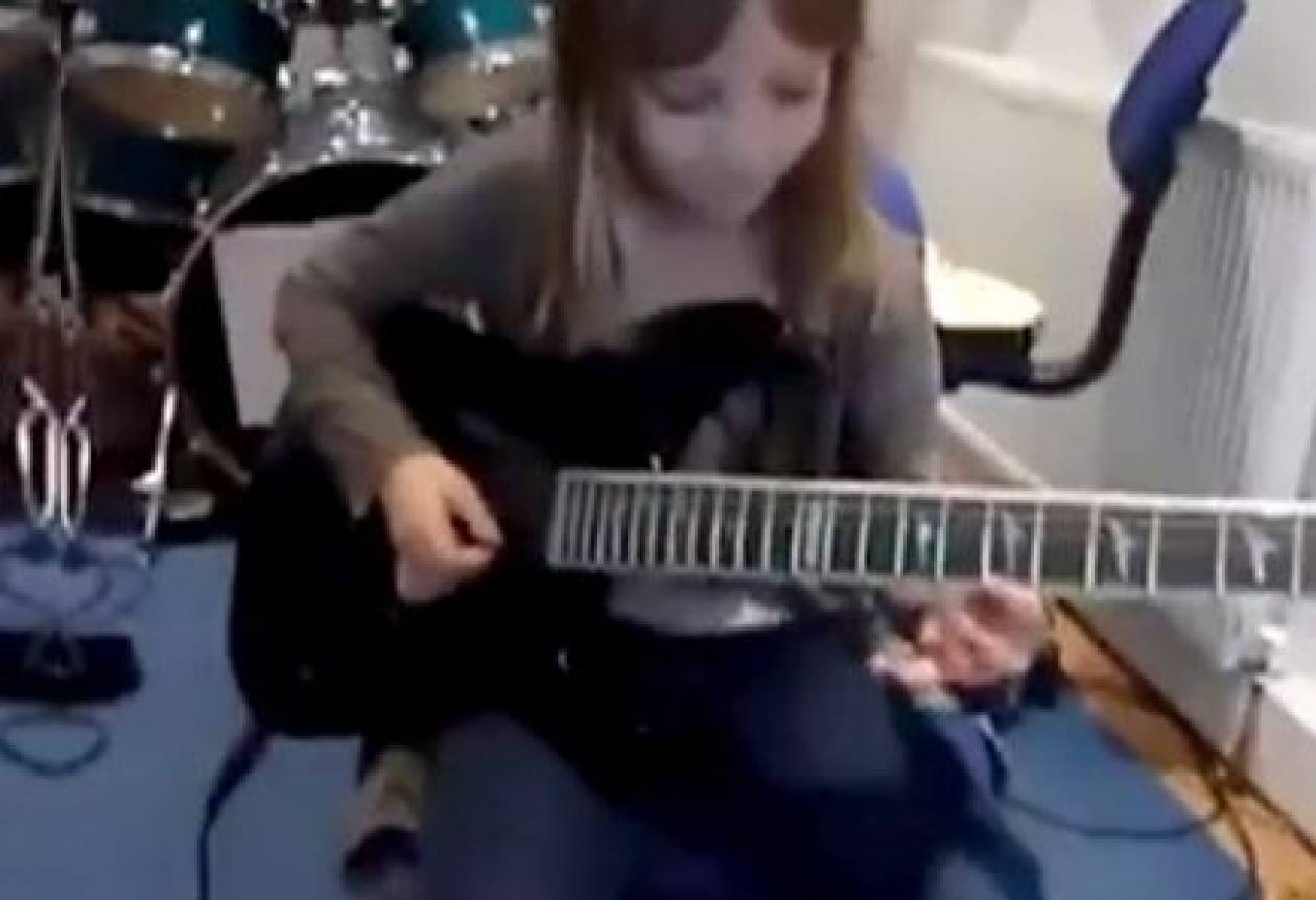 Βίντεο: Νεαρό κορίτσι με εντυπωσιακή ικανότητα στην κιθάρα!