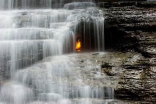 Μυστήριο φαινόμενο: Η αιώνια φλόγα στο εσωτερικό ενός καταρράκτη!