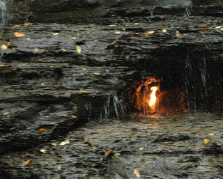 Μυστήριο φαινόμενο: Η αιώνια φλόγα στο εσωτερικό ενός καταρράκτη!