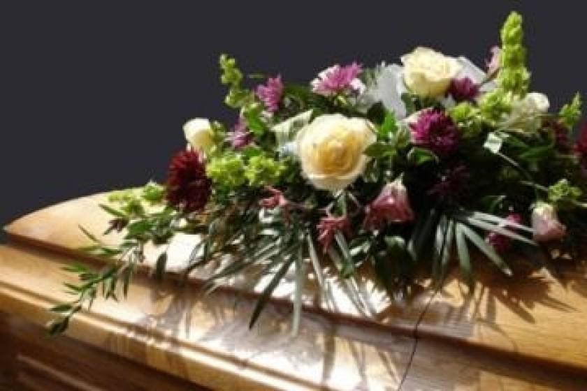 Αχαϊα: Χαμός σε κηδεία - Η ακριβή γραβάτα του μακαρίτη έκανε φτέρα