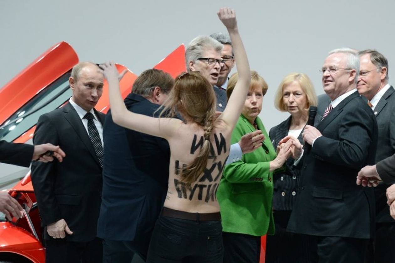 Οι γυμνόστηθες ακτιβίστριες επιτέθηκαν στον Πούτιν