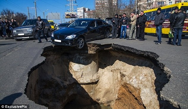 Εικόνες καταστροφής: Τεράστιες τρύπες σκορπίζουν τρόμο σε ρωσική πόλη