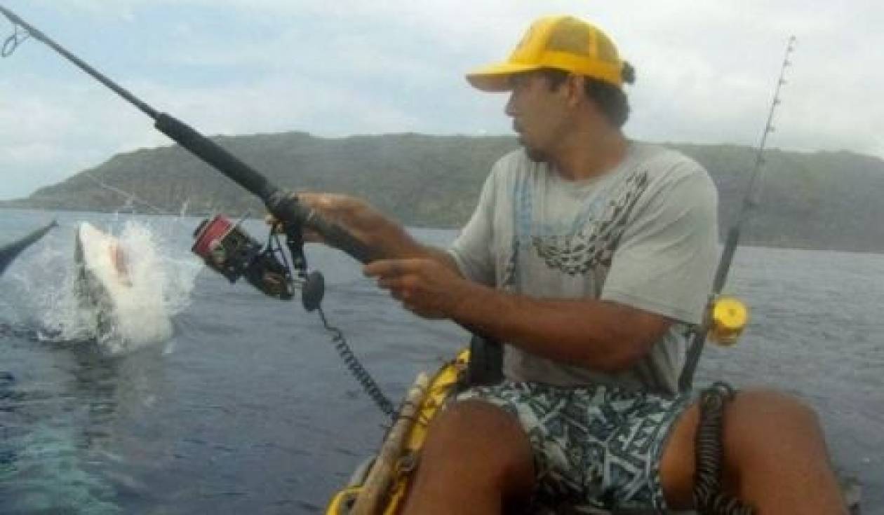Απίστευτο βίντεο: Εκεί που ψάρευε, έπιασε έναν καρχαρία!
