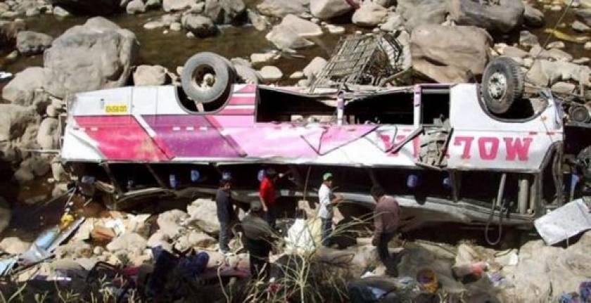 33 νεκροί από πτώση λεωφορείου στο Περού