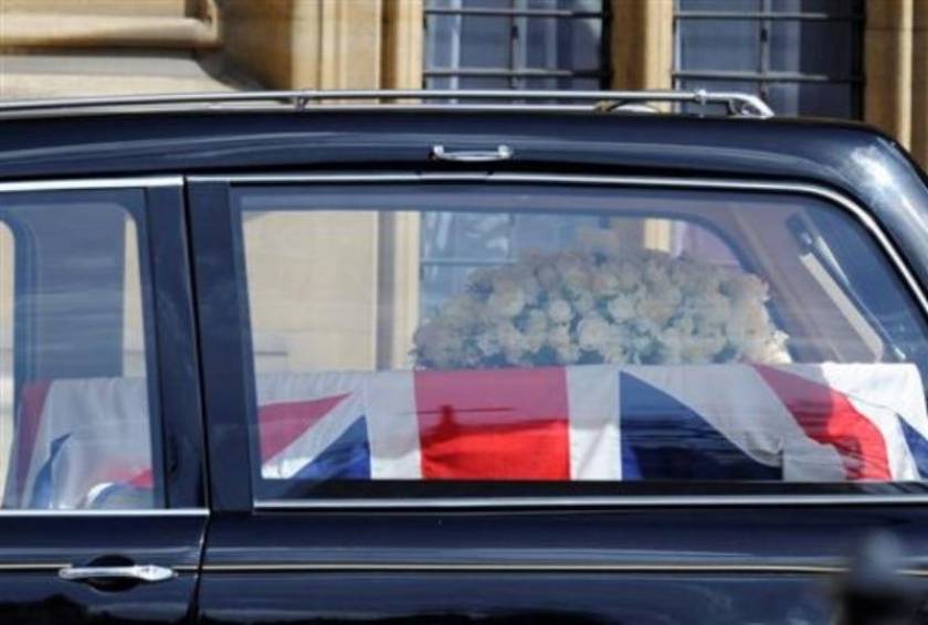 Με στρατιωτικές τιμές η κηδεία της Θάτσερ-Παρούσα η βασίλισσα Ελισάβετ