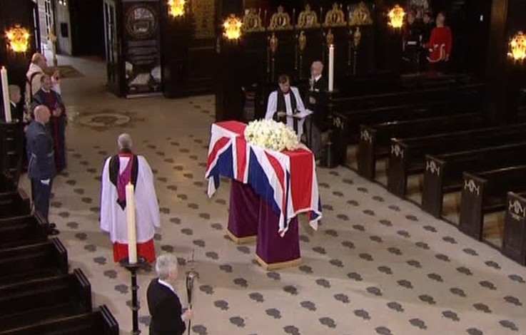 H Βρετανία αποχαιρετά την Θάτσερ με λουλούδια και χειροκροτήματα(pics)