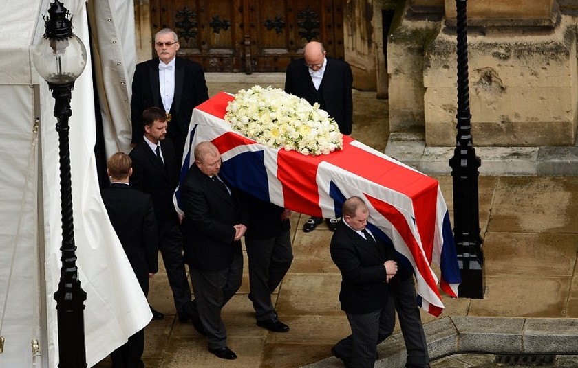 H Βρετανία αποχαιρετά την Θάτσερ με λουλούδια και χειροκροτήματα(pics)