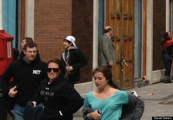 Βοστώνη: Νέα φωτογραφία του ενός υπόπτου εμφανίστηκε στο Facebook