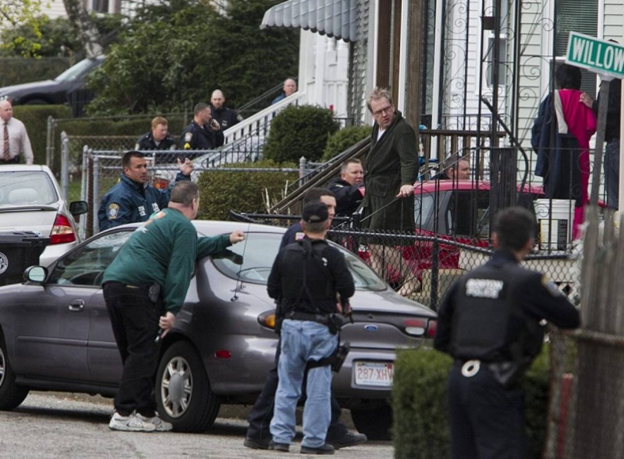 Πάνοπλοι οι αστυνομικοί–κυκλώνουν το κρησφύγετο του δράστη στη Βοστώνη