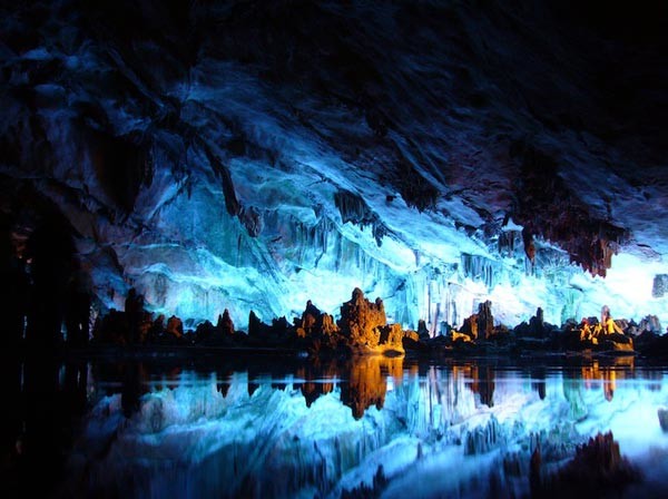 Απίστευτες εικόνες: Το χρωματιστό σπήλαιο!